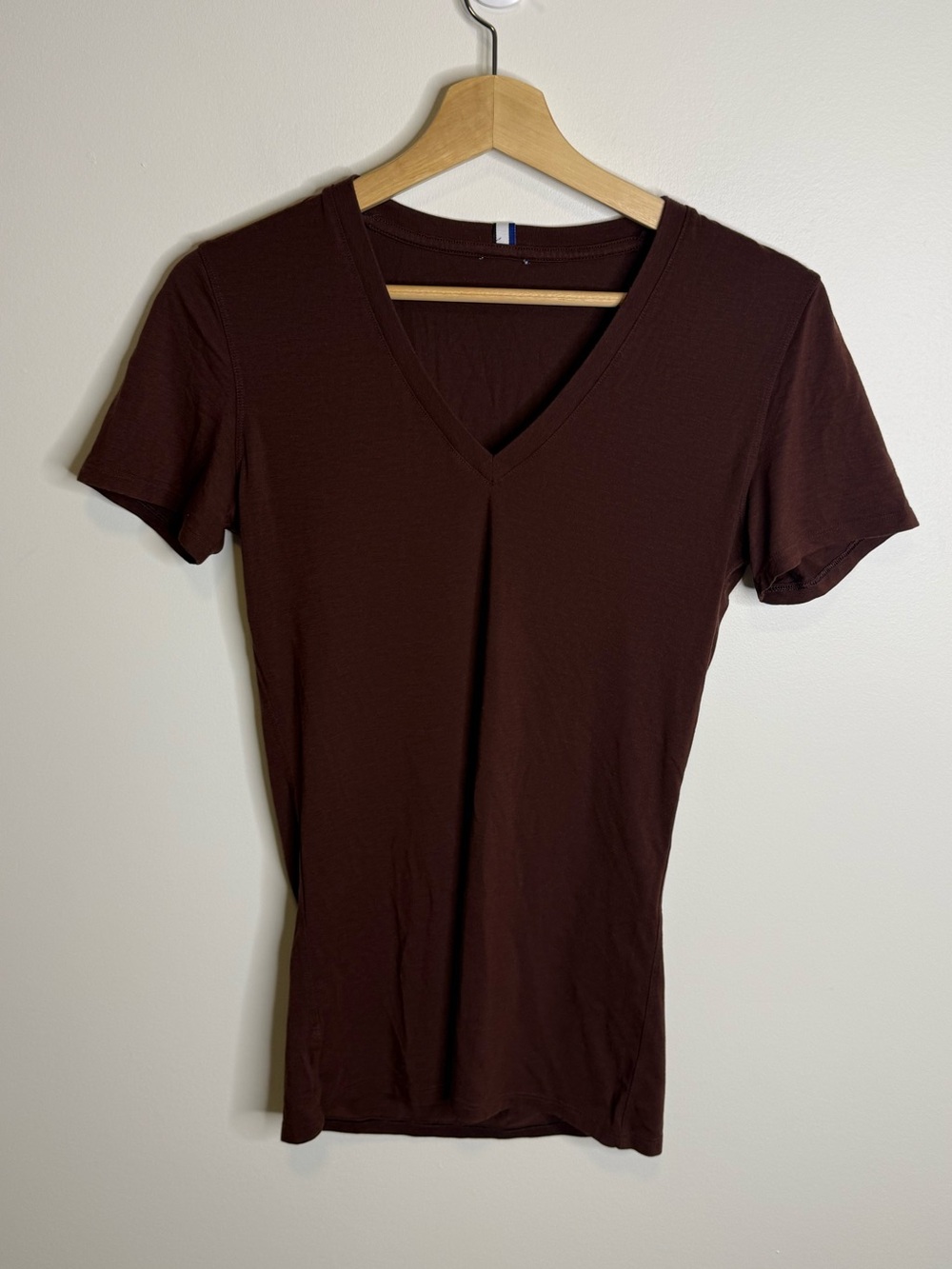Kit and Ace Women's V-Neck Short Sleeve Tee - Dark Brown size small